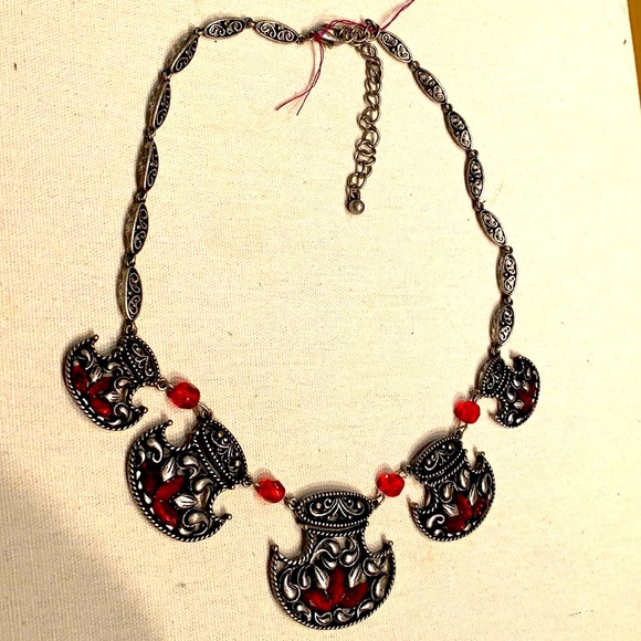 RED CRYSTAL DESIGNED BOUTIQUE NECKLACE - Picture 4 of 4